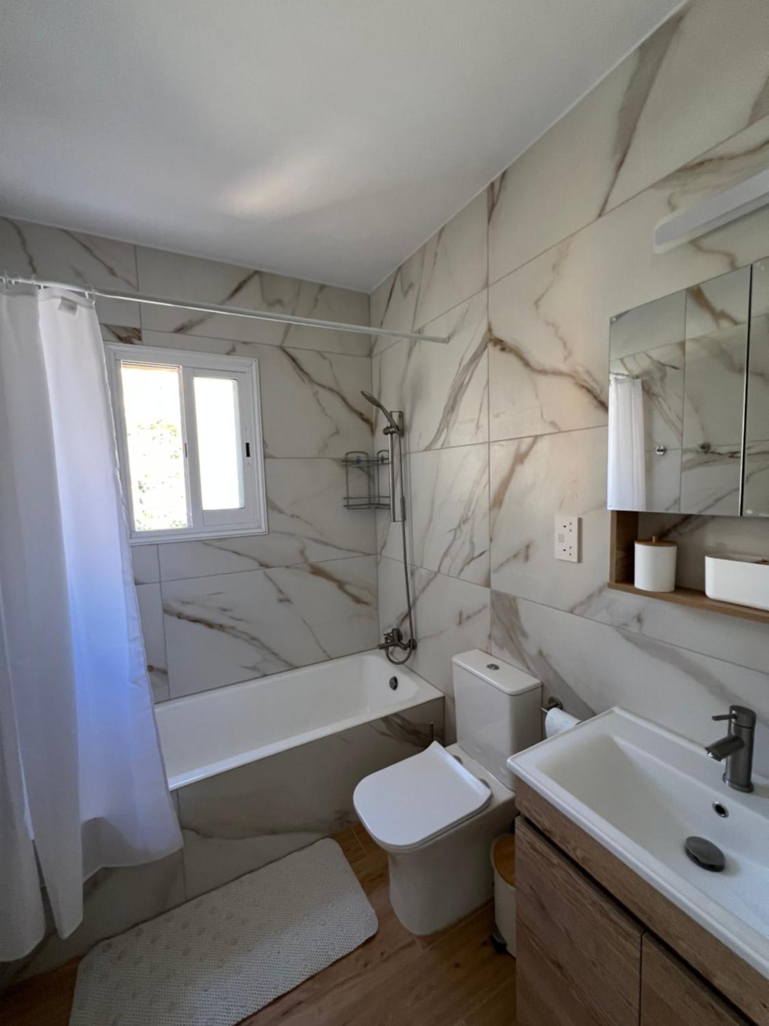 Iris Village Grand Apartment Pafos Exterior foto